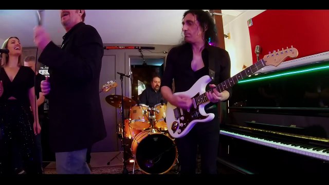 'Suspicious Minds' (Elvis Presley) by SingitLive