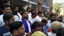 दलित राजमिस्त्री की हत्या के विरोध में भीम आर्मी का मेरठ कलक्ट्रेट पर धरना प्रदर्शन