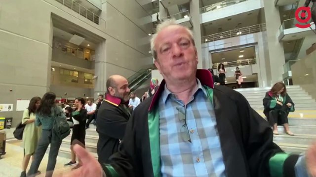 Can Atalay’ın , meslektaşları ve birçok vatandaş Çağlayan Adliyesi'nde İstanbul 13. Ağır Ceza Mahkemesi’nin AYM kararını uygulaması için nöbet tutuyor