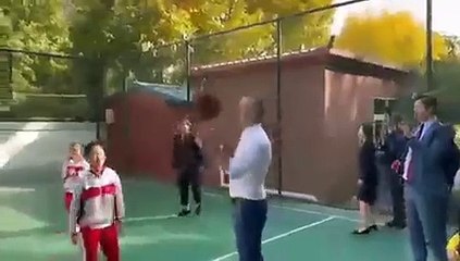 Governador da California atira criança ao chão