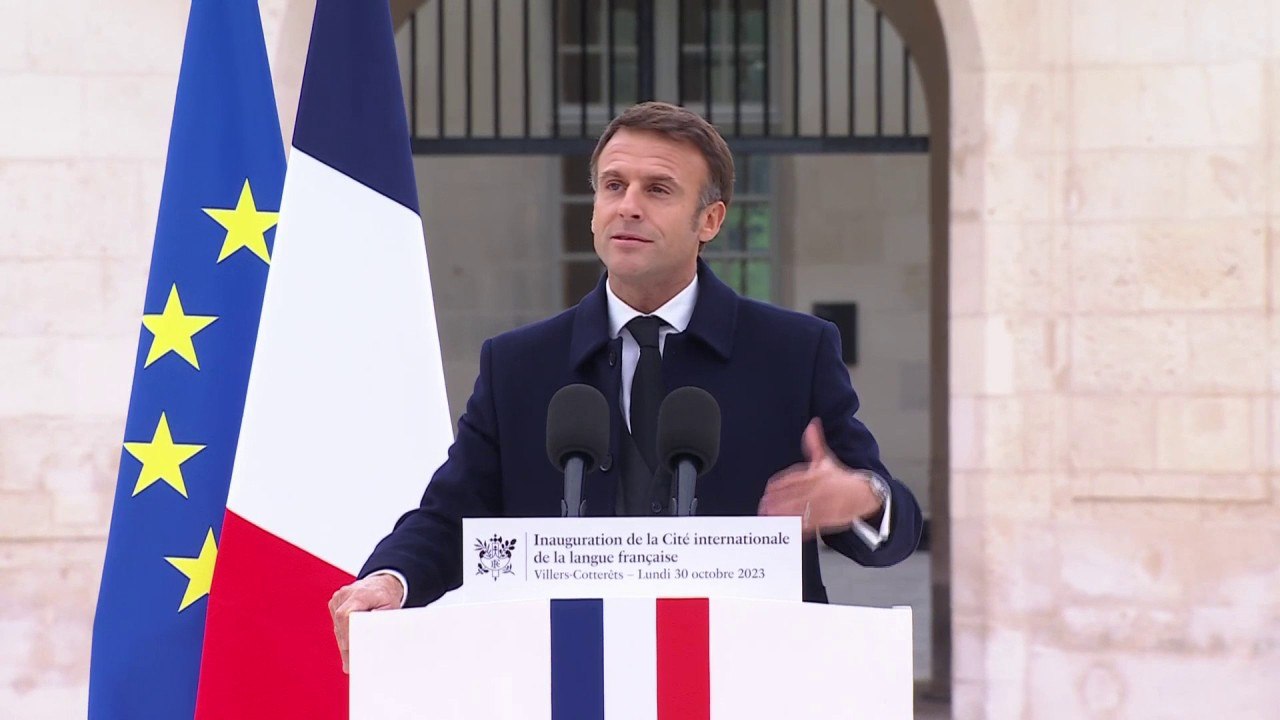 "Tous les grands discours de décolonisation n'ont-ils pas été pensés, écrits et dits en français?", affirme Emmanuel Macron