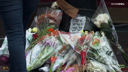 لتوجيه التحية إلى تشاندلر بعد وفاته.. محبو مسلسل فريندز  يتجمعون أمام المبنى الشهير في نيويورك