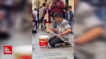 Yoğurt kabıyla bateri çalan çocuk