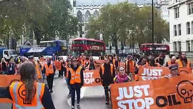 Detidos 15 ativistas que bloquearam estrada no centro de Londres