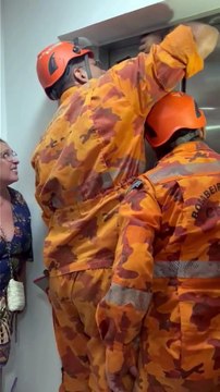 Crianças são resgatadas pelo corpo de bombeiros; elas estavam fantasiadas para uma festa de halloween