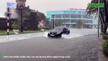 Đồng Hới: Mưa lớn khiến đường biến thành sông, nước tràn vào nhà dân