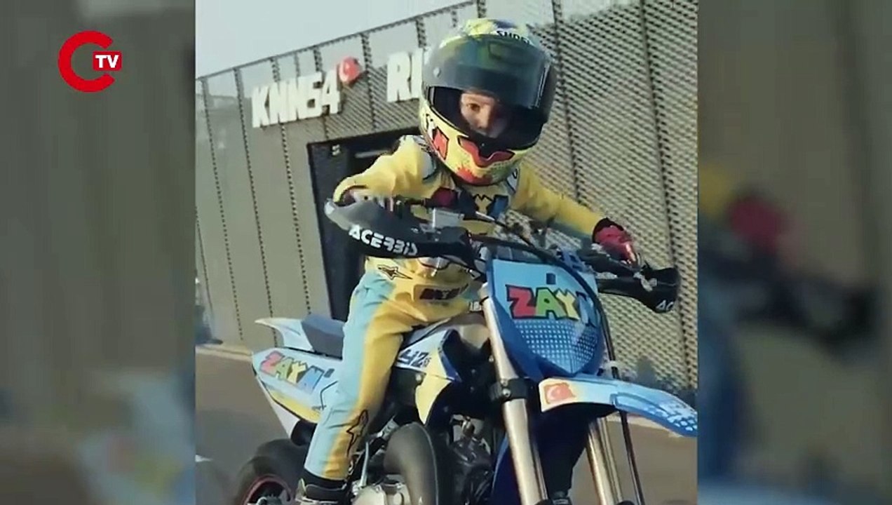 Kenan Sofuoğlu'nun yetiştirdiği oğlu Zayn Sofuoğlu, ilk kez kullandığı 'vitesli' motosikletten düştü.