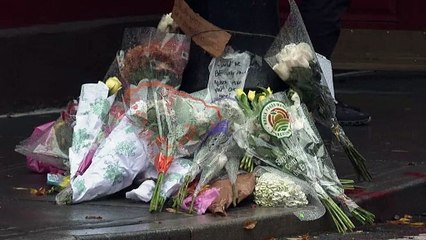 محبو مسلسل "فريندز" يوجّهون تحية إلى "تشاندلر" من أمام المبنى الشهير في نيويورك