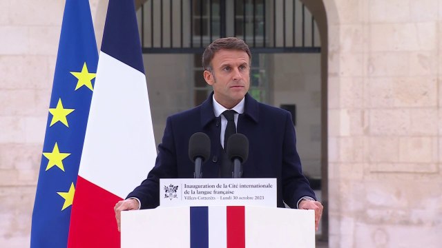 Emmanuel Macron affirme que les professeurs, écrivains, comédiens, bibliothécaires et traducteurs seront tout particulièrement honorés à la Cité internationale de la langue française