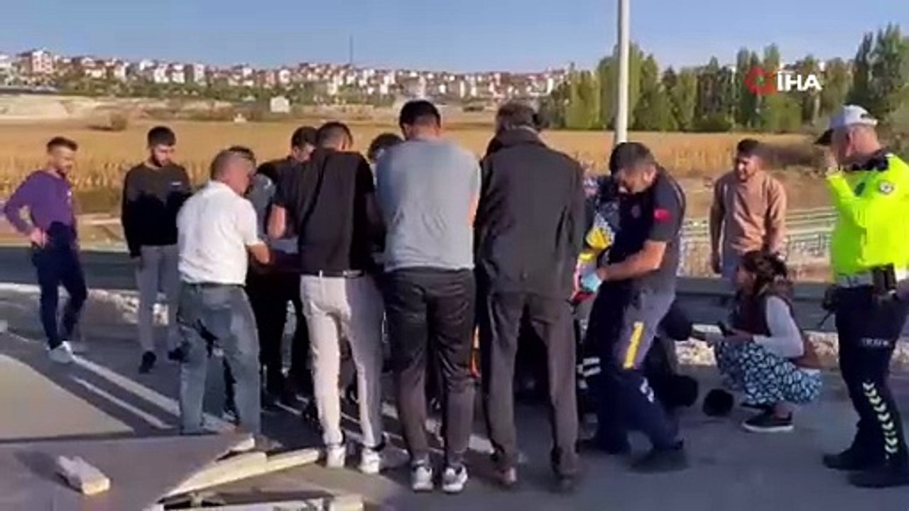 Karaman’da inşaat kalıbı yüklü kamyonet devrildi: 2 yaralı