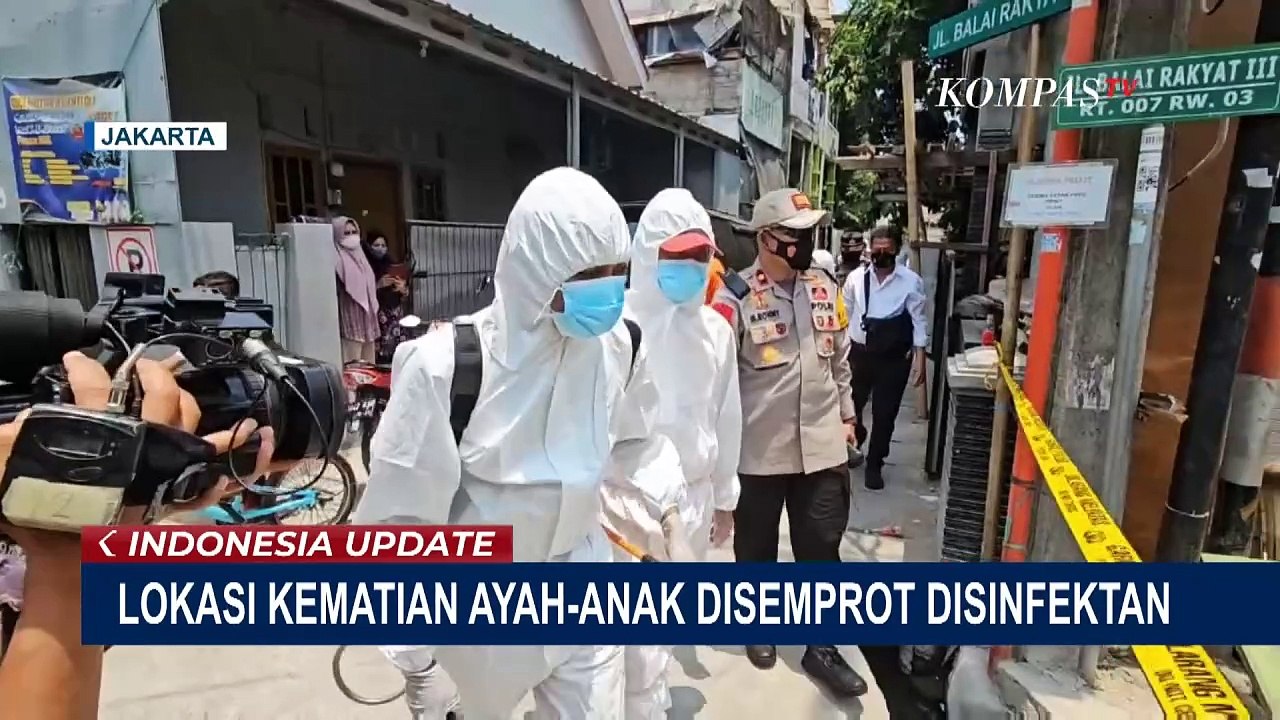 Warga Keluhkan Bau Tak Sedap, Petugas PPSU Koja Semprot Disinfektan di Lokasi Kematian Ayah-Anak