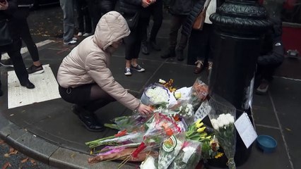 Los fans despiden a Mathew Perry en el rincón de “Friends” en Nueva York