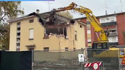 Demolita l'ex biblioteca comunale: il video delle ruspe  in azione