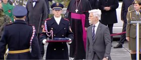 Le président Tchèque manque de mettre KO un de ses soldats... oups