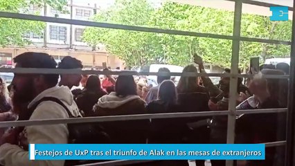 Festejos de UxP tras el triunfo de Alak en las mesas de extranjeros