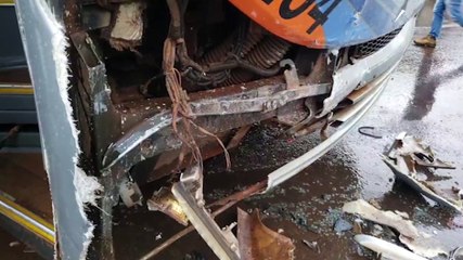 Carro e ônibus se envolvem em colisão frontal no Brasmadeira