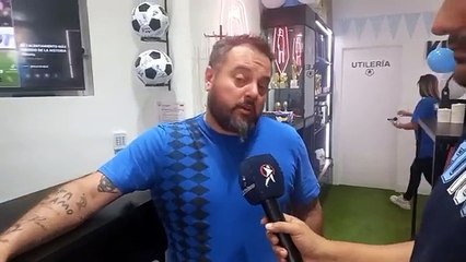 En vivo, un local salteño festeja el cumpleaños de Maradona con tatuajes gratuitos