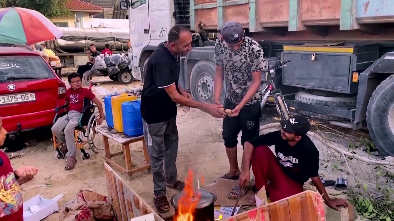 من مقهى متجول إلى صالون حلاقة.. أهالي غزة يتحدون الصعاب في خيام الإيواء
