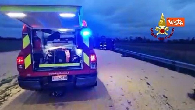 Autoarticolato esce di strada, l'intervento dei Vigili del Fuoco