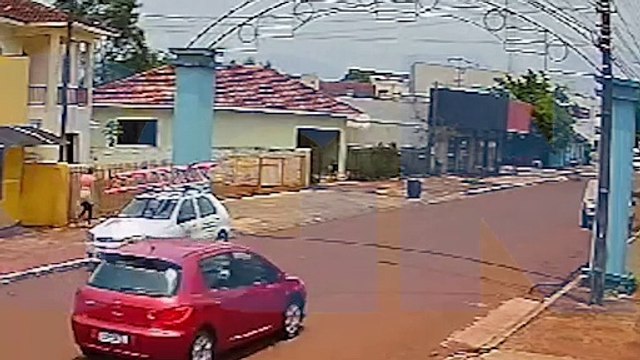Câmera registra mulher entrando em residência e furtando bolsa