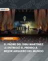 El Dibu Martínez recibió el premio a mejor arquero de manos de su papá