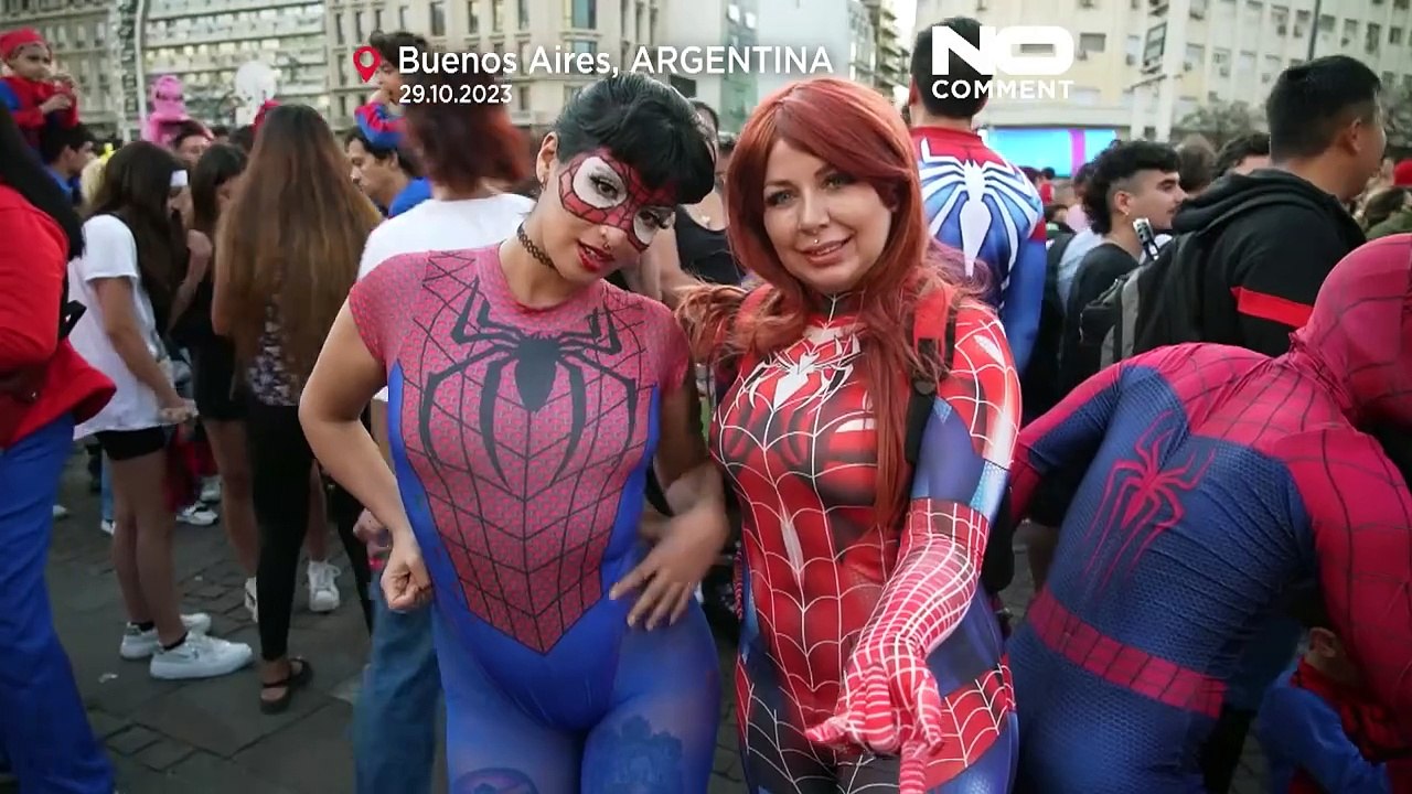 Hunderte Spinnenmenschen in Rotblau unterwegs in Buenos Aires