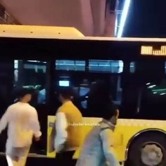 Önce belediye otobüsüne saldırdı, ardından taksiyi parçaladı! Görüntüler İstanbul'dan