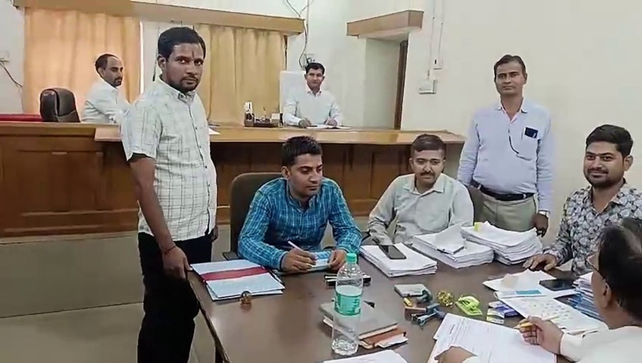 Rajasthan Assembly Elections 2023 : नामांकन पत्र लेने पहुंच रहे प्रत्याशी, मुहूर्त देख करवाएंगे जमा