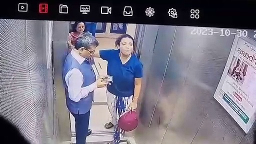 லிப்டில் வந்த நாய்க்குட்டி... முன்னாள் ஐஏஎஸ் அதிகாரியுடன் ஆவேசமாக சண்டையிடும் பெண்!