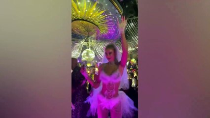 Şeyma Subaşı, düğün temalı parti kostümüyle tam not aldı