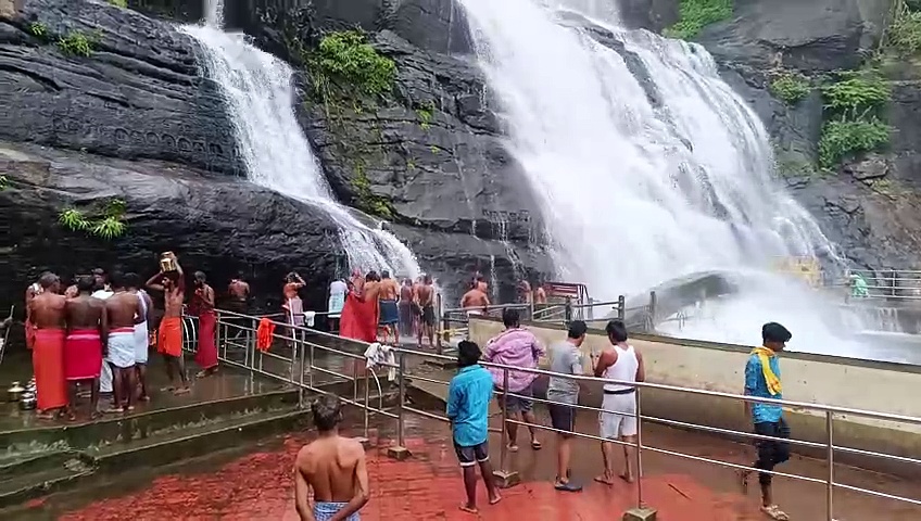 நீர் வரத்து சீரானதைத் தொடர்ந்து குற்றாலம் பேரருவியில் சுற்றுலா பயணிகள் குளிக்க அனுமதி