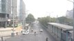 Pekín implementa restricciones de tráfico por densa niebla y contaminación del aire
