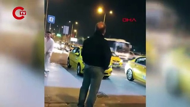 O anlar kaydedildi... Otobüsten indirilince ortalığı birbirine kattı!