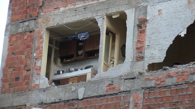 İstanbul’da bina yıkıldı: Yan apartman duvarsız kaldı