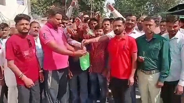 यहां शराब के ठेकेदारों ने दुकाने बंद कर आबकारी विभाग के अधिकारी को सौंपी चाबिया..पढि़ए पूरी खबर