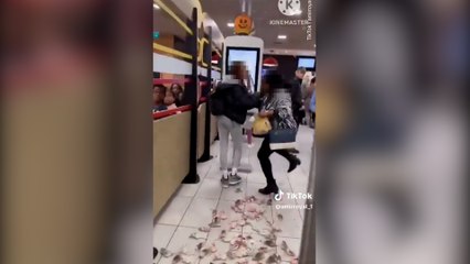 Filistin aktivistleri McDonalds'a yüzlerce canlı fare fırlattı