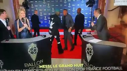 Ballon d'Or : Mbappé snobe Bertrand Latour en plein direct