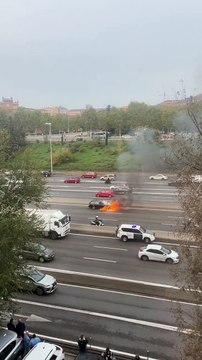 Un aparatoso incendio de un coche en plena M-30 de Madrid paraliza el tráfico en ambos sentidos