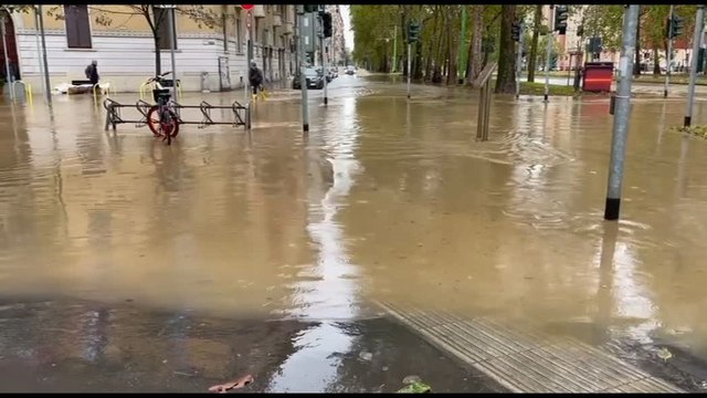 Nubifragio a Milano, esonda il Seveso: disagi e strade allagate