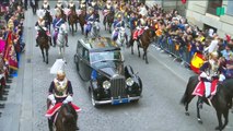 Un grupo de jóvenes canta el 'cumpleaños feliz' a la princesa Leonor