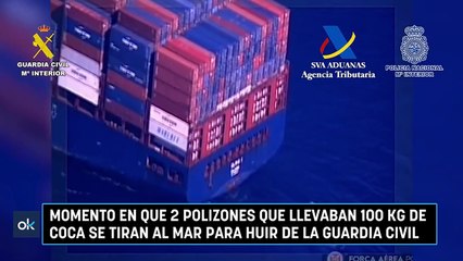 Momento en que 2 polizones que llevaban 100 kg de coca se tiran al mar para huir de la Guardia Civil
