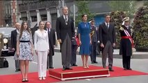 Los reyes, la princesa Leonor, la infanta Sofía y Pedro Sánchez escuchan el himno nacional a las afueras del Congreso