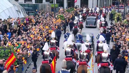 La Familia Real pasa por la Puerta del Sol en su recorrido hacia el Congreso de los Diputados