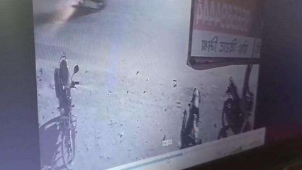 अमेठी में लाइब्रेरी के सामने 'शर्मनाक काम'...सीसीटीवी में सब कैद