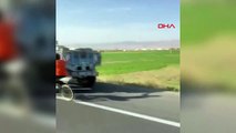 Mardin'de bisikletli çocuklar traktör römorkuna tutunarak ilerliyor