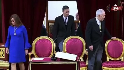 La reacción de Sánchez cuando ve que no tiene trono en la jura de la Constitución