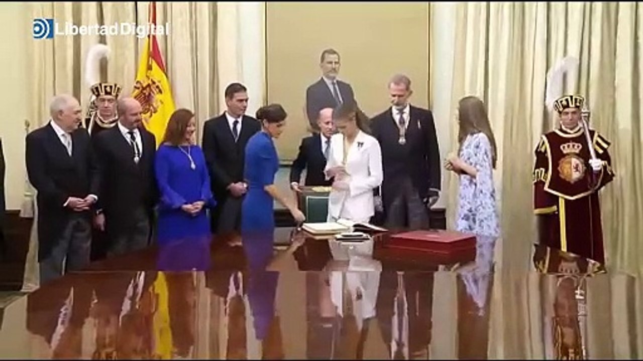 La Familia Real firma en el libro de Honor del Congreso