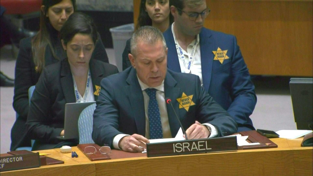 Israelischer UN-Botschafter heftet sich Judenstern an