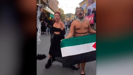 İtalya'da LGBTİ+ bireyler Filistin'e destek için soyundu