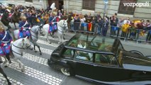 Algunas de las personas concentradas en las calles de Madrid cantan el 'cumpleaños feliz' a la princesa Leonor a su paso en el coche